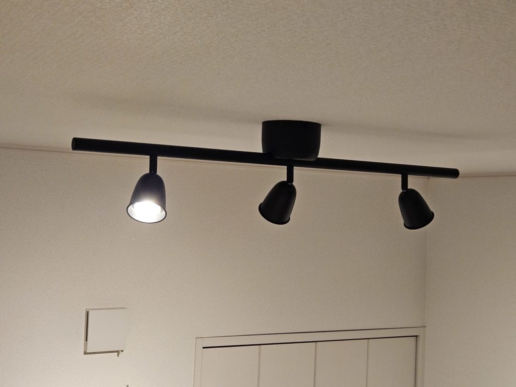 【ミニマリスト】 IKEAの「SKURUP シーリングトラクスポットライト」で簡単オシャレなインテリア！ダクトレール風の照明を簡単に設置